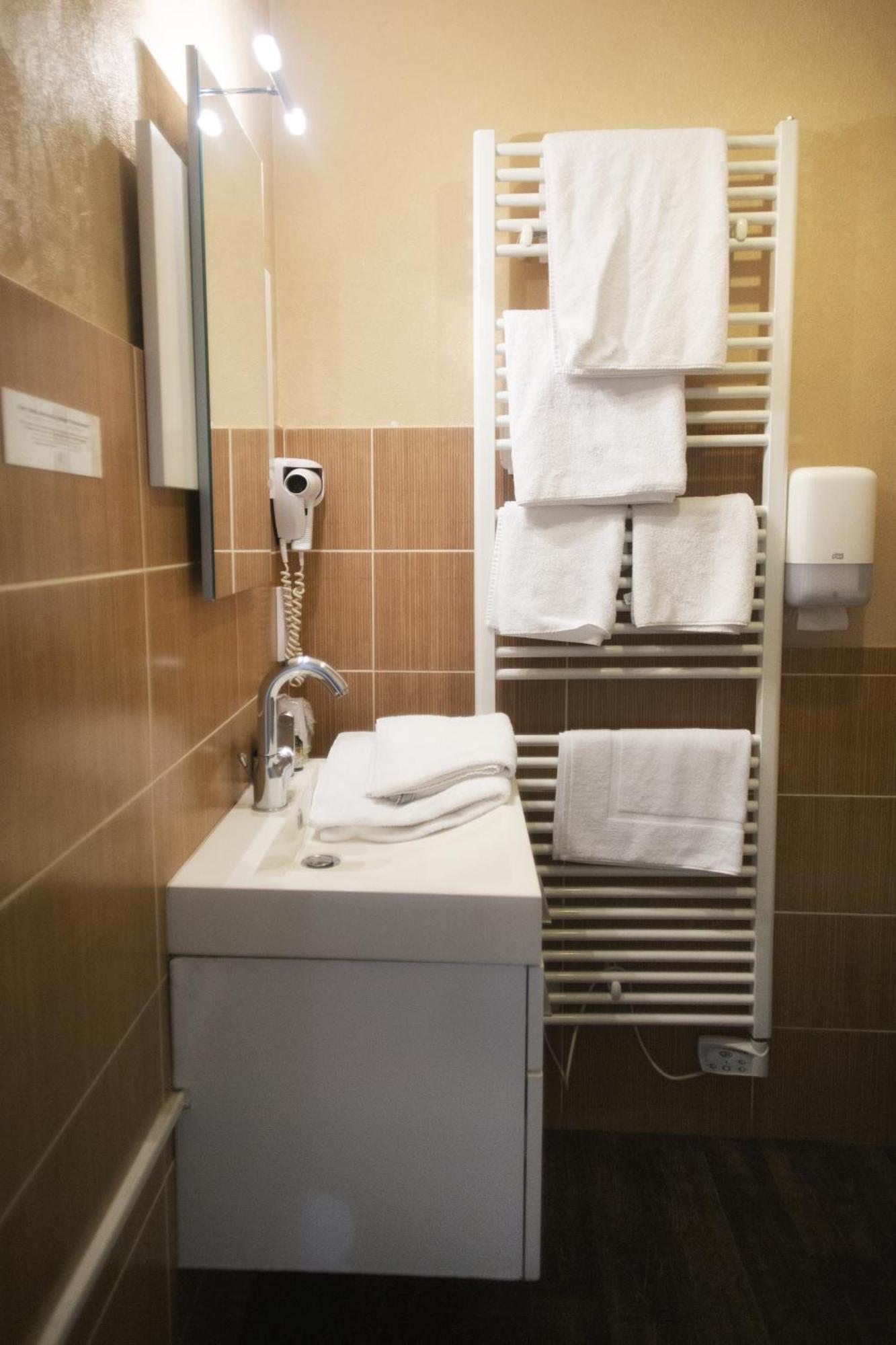 Le Victor Hugo - Hotel Et Restaurant - Logis Hotels Saint-Cere Luaran gambar