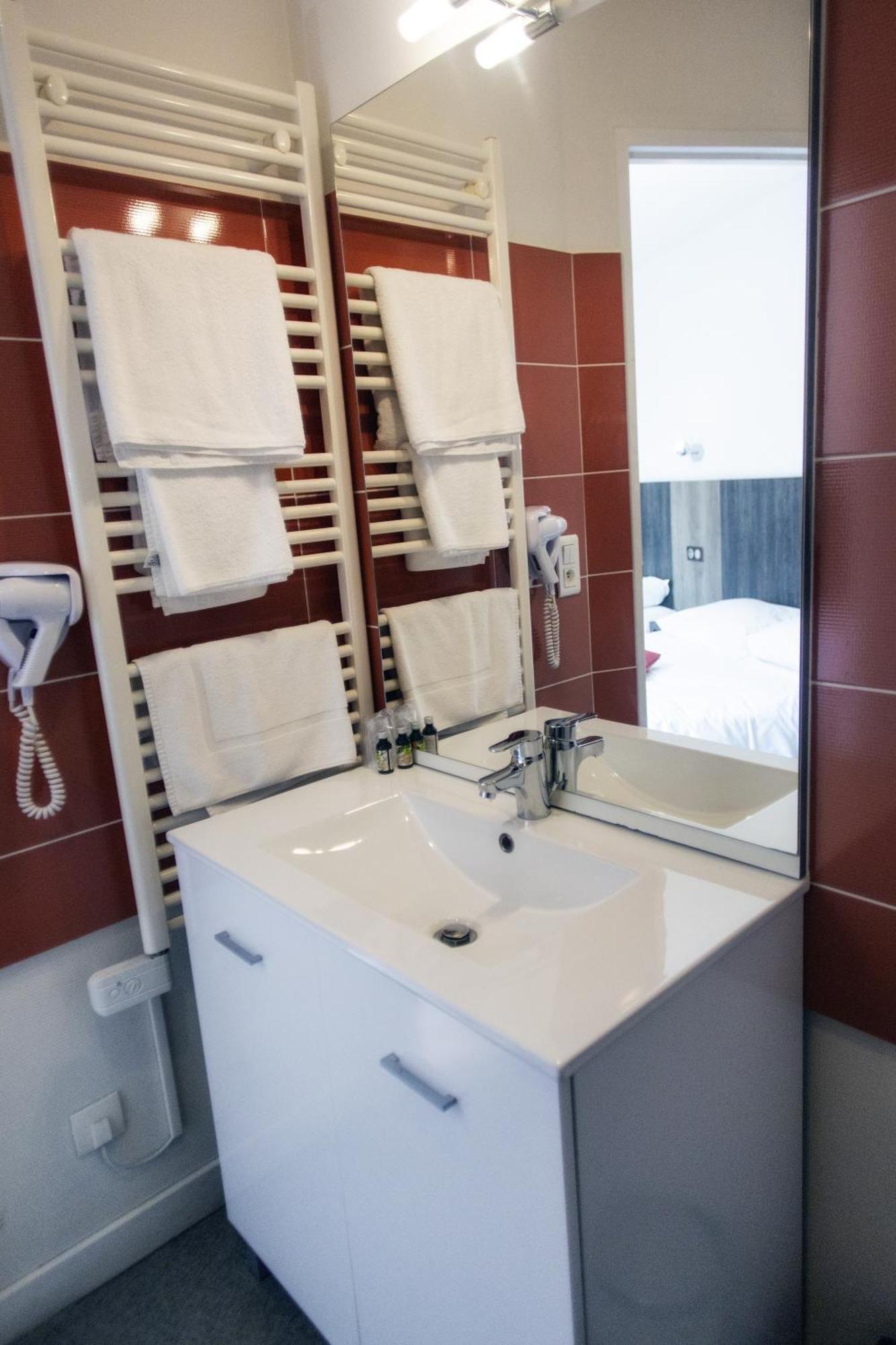 Le Victor Hugo - Hotel Et Restaurant - Logis Hotels Saint-Cere Luaran gambar