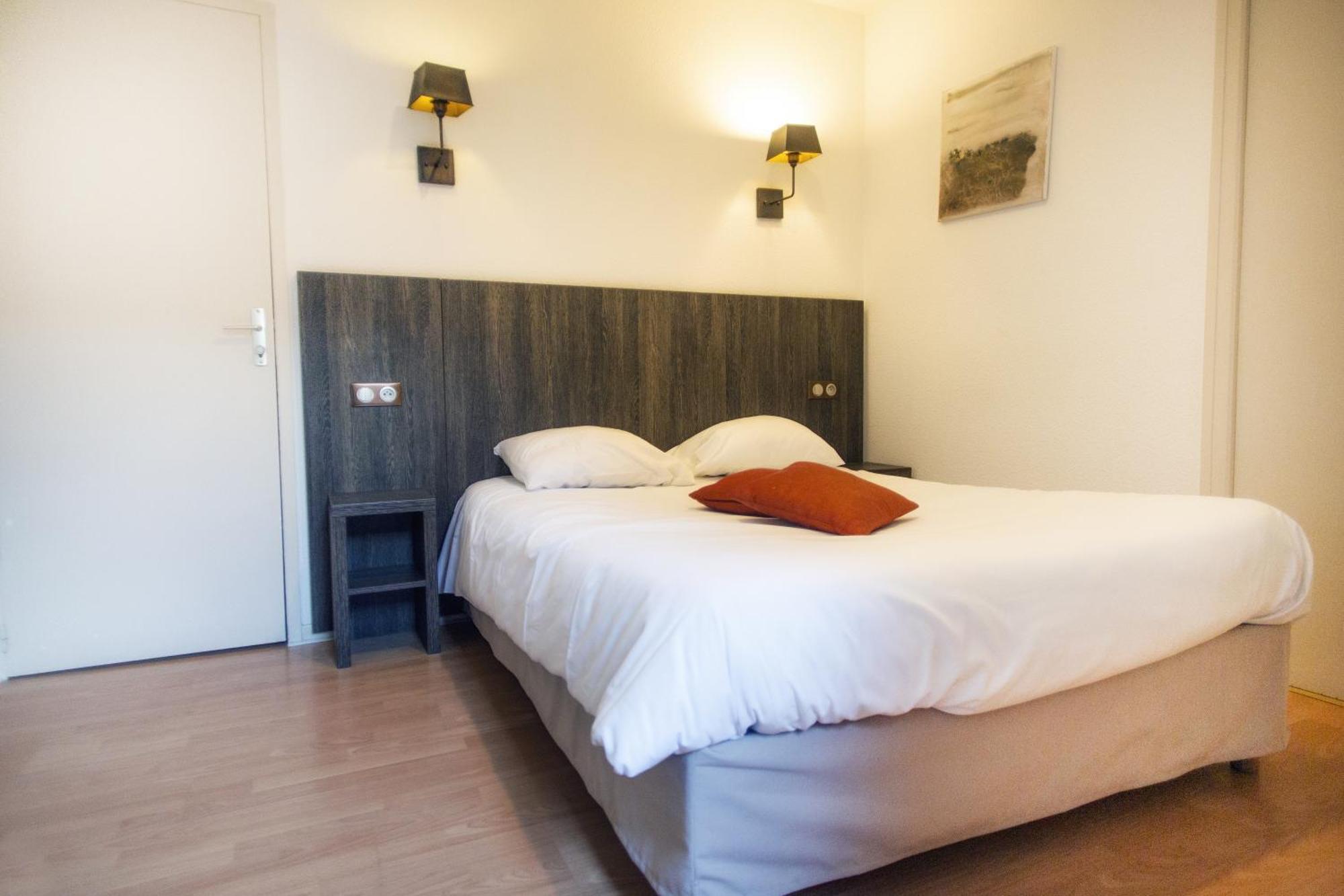 Le Victor Hugo - Hotel Et Restaurant - Logis Hotels Saint-Cere Luaran gambar