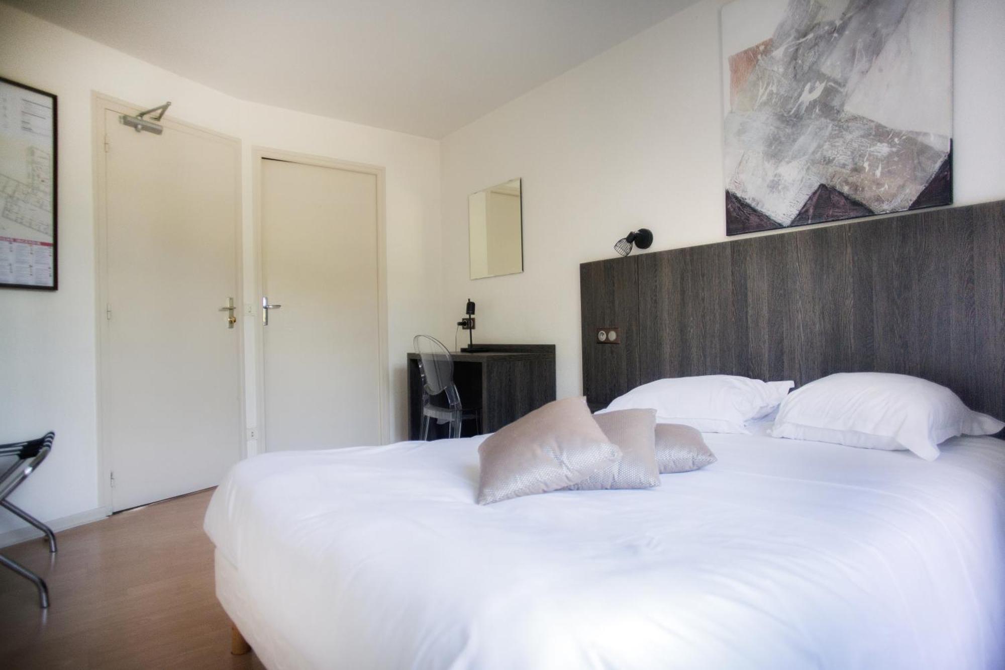 Le Victor Hugo - Hotel Et Restaurant - Logis Hotels Saint-Cere Luaran gambar