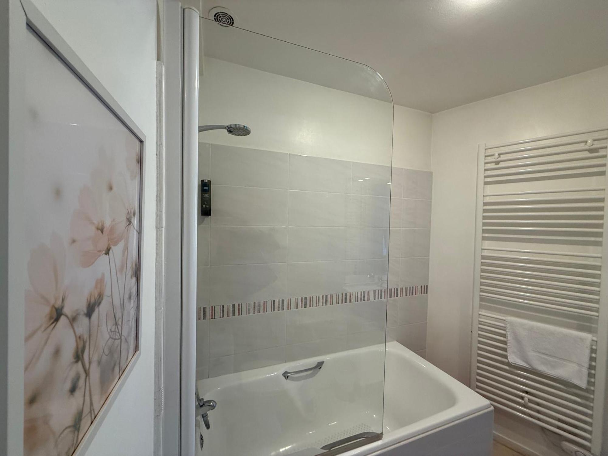 Le Victor Hugo - Hotel Et Restaurant - Logis Hotels Saint-Cere Luaran gambar