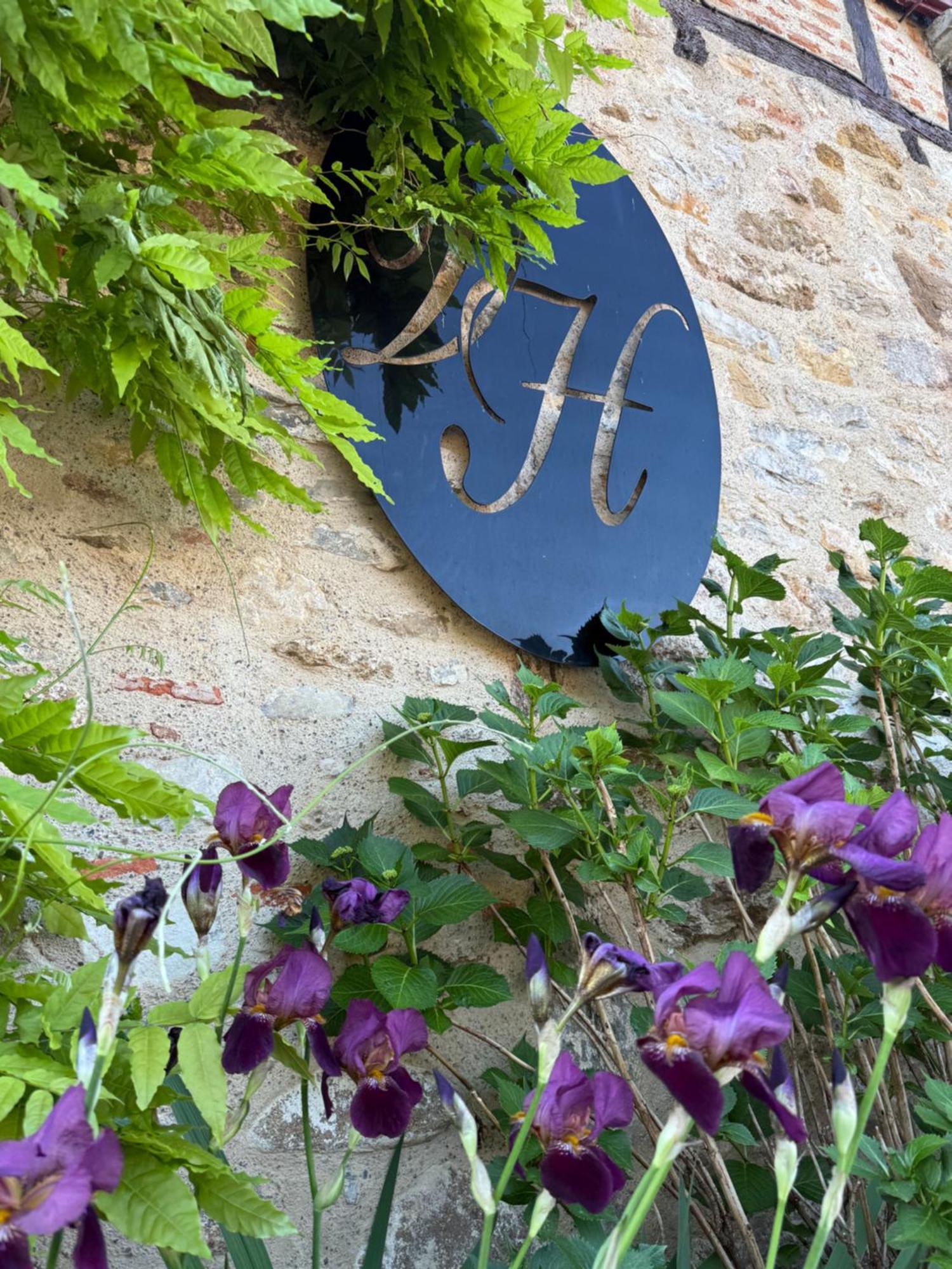 Le Victor Hugo - Hotel Et Restaurant - Logis Hotels Saint-Cere Luaran gambar